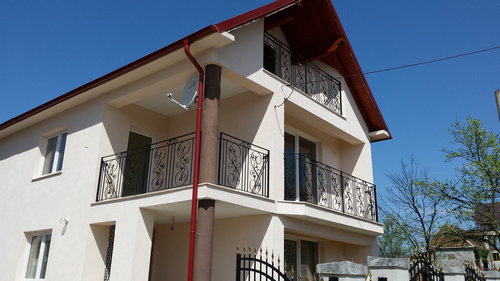 Balustrade exterioare locuinta, din panouri metalice cu elemente decorative.