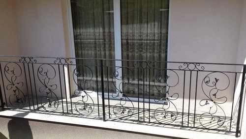 Balustrade exterioare locuinta, din panouri metalice cu elemente decorative.