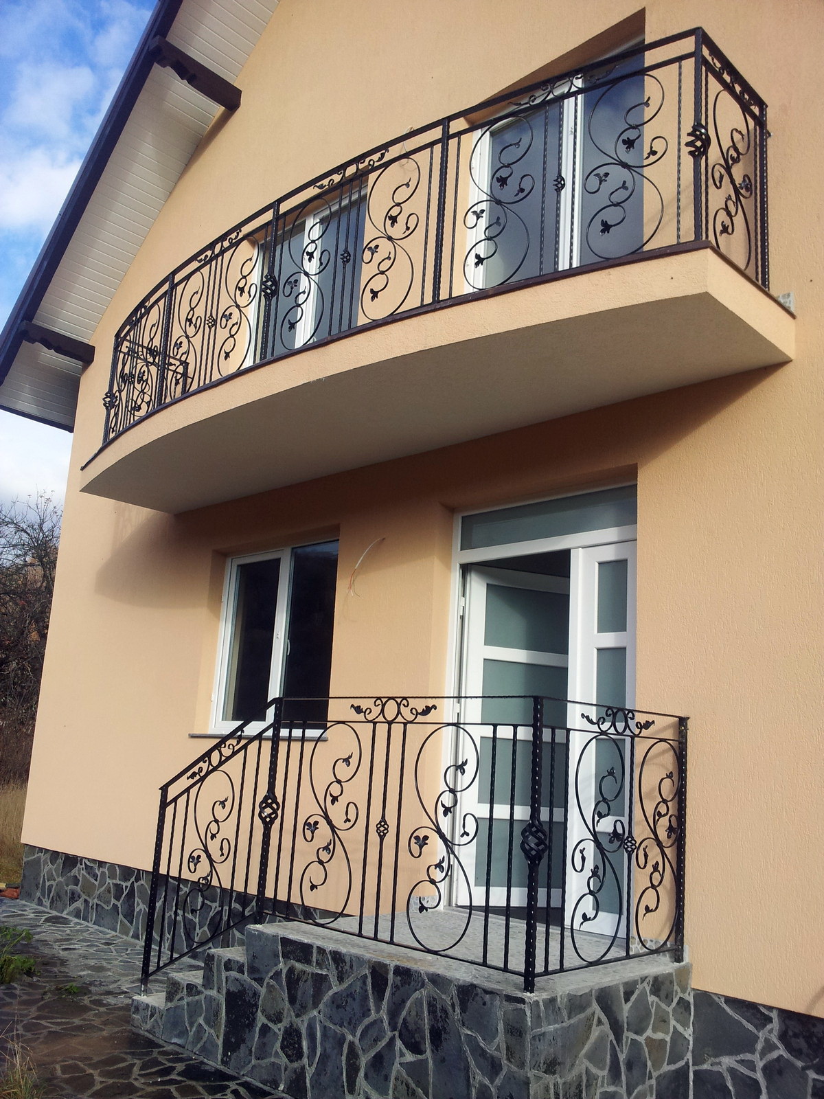 Balustrade exterioare vila, cu panouri decorative