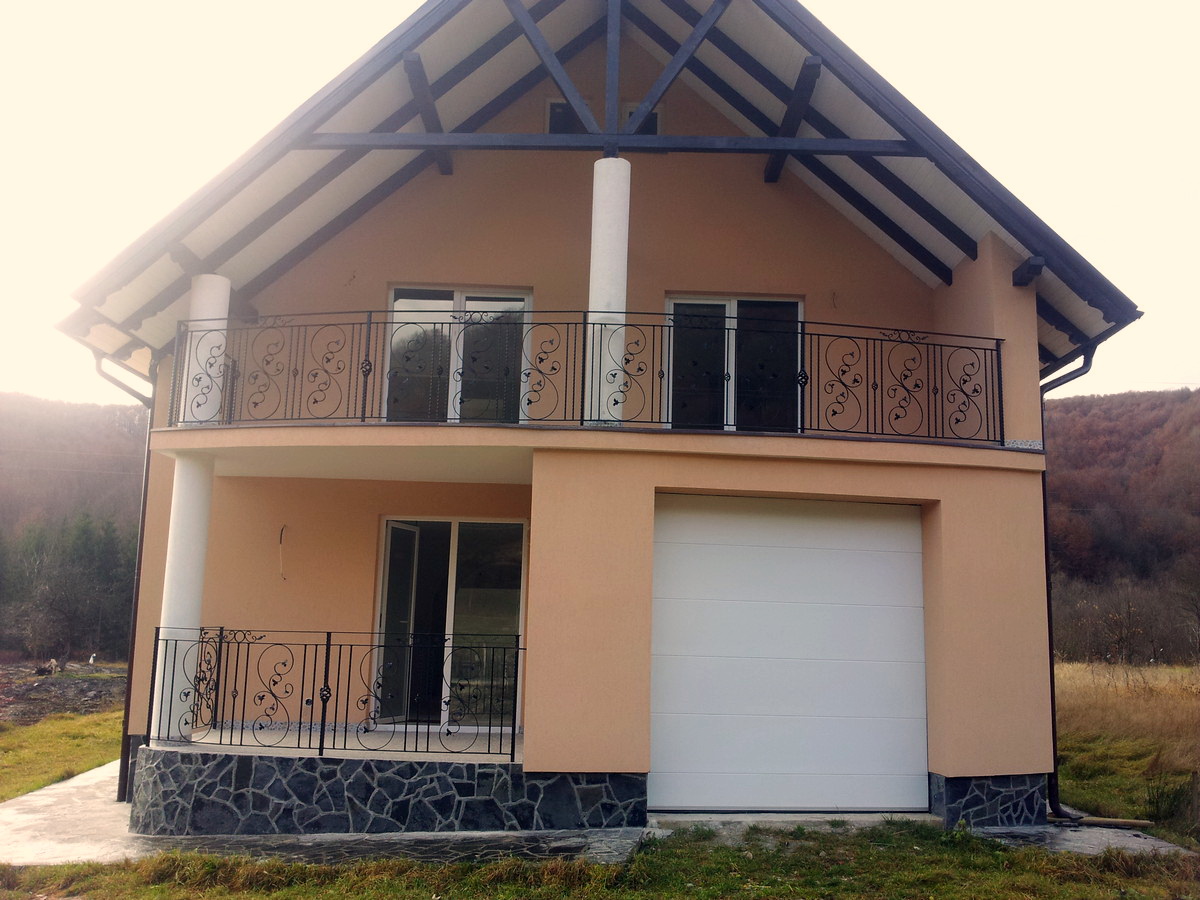 Balustrade exterioare vila, cu panouri decorative