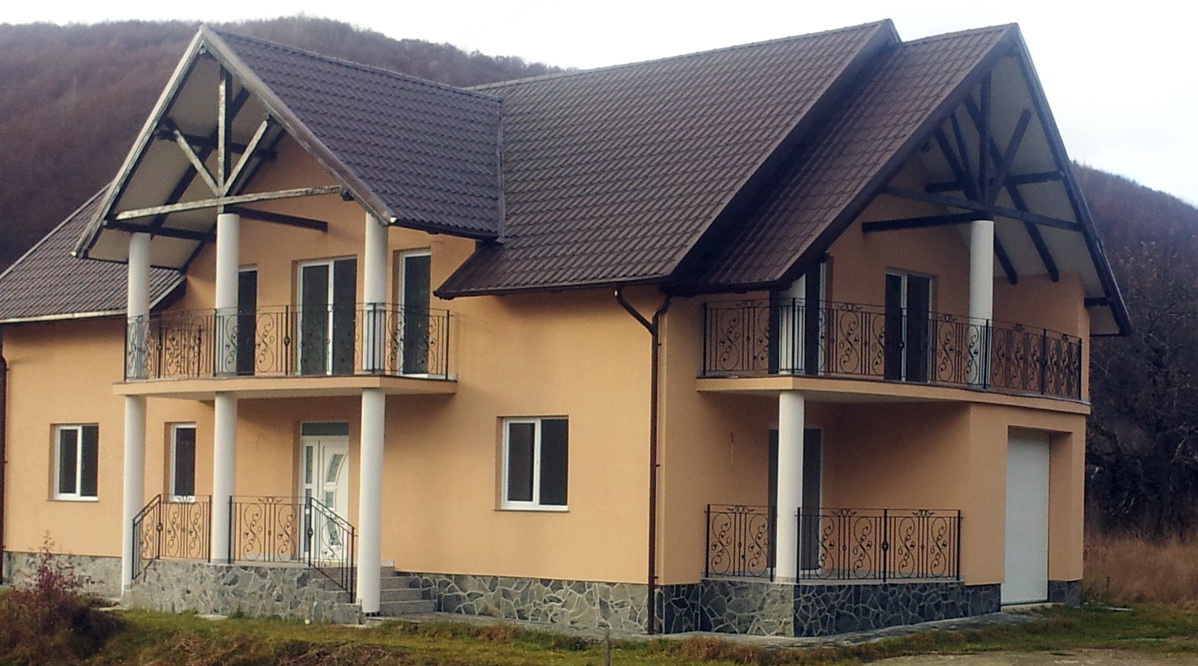 Balustrade exterioare vila, cu panouri decorative