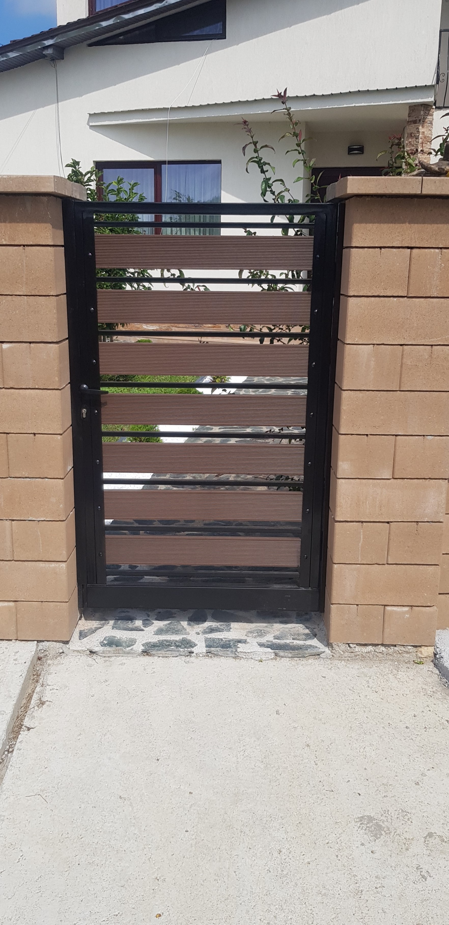 Porti si panouri de gard metalice