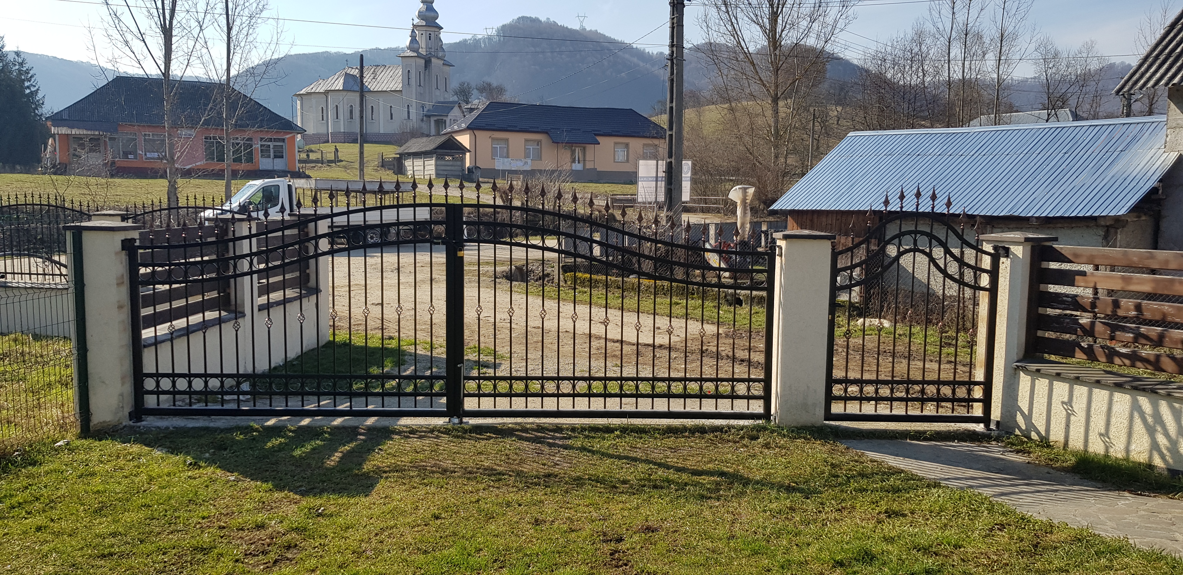 Porti si panouri de gard metalice