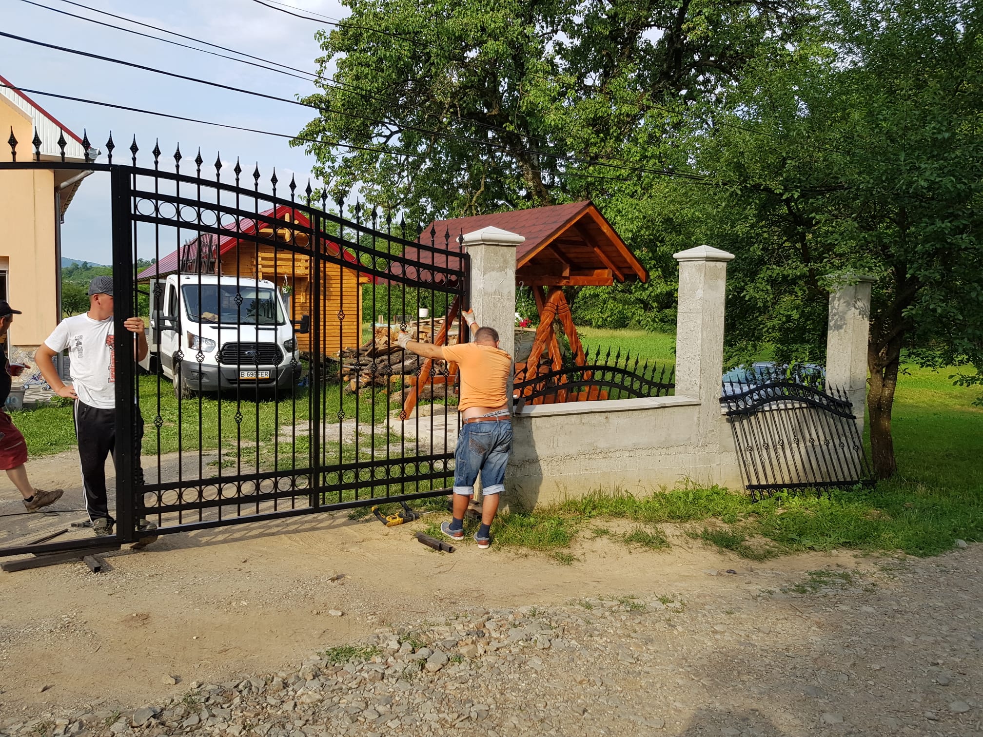 Porti si panouri de gard metalice