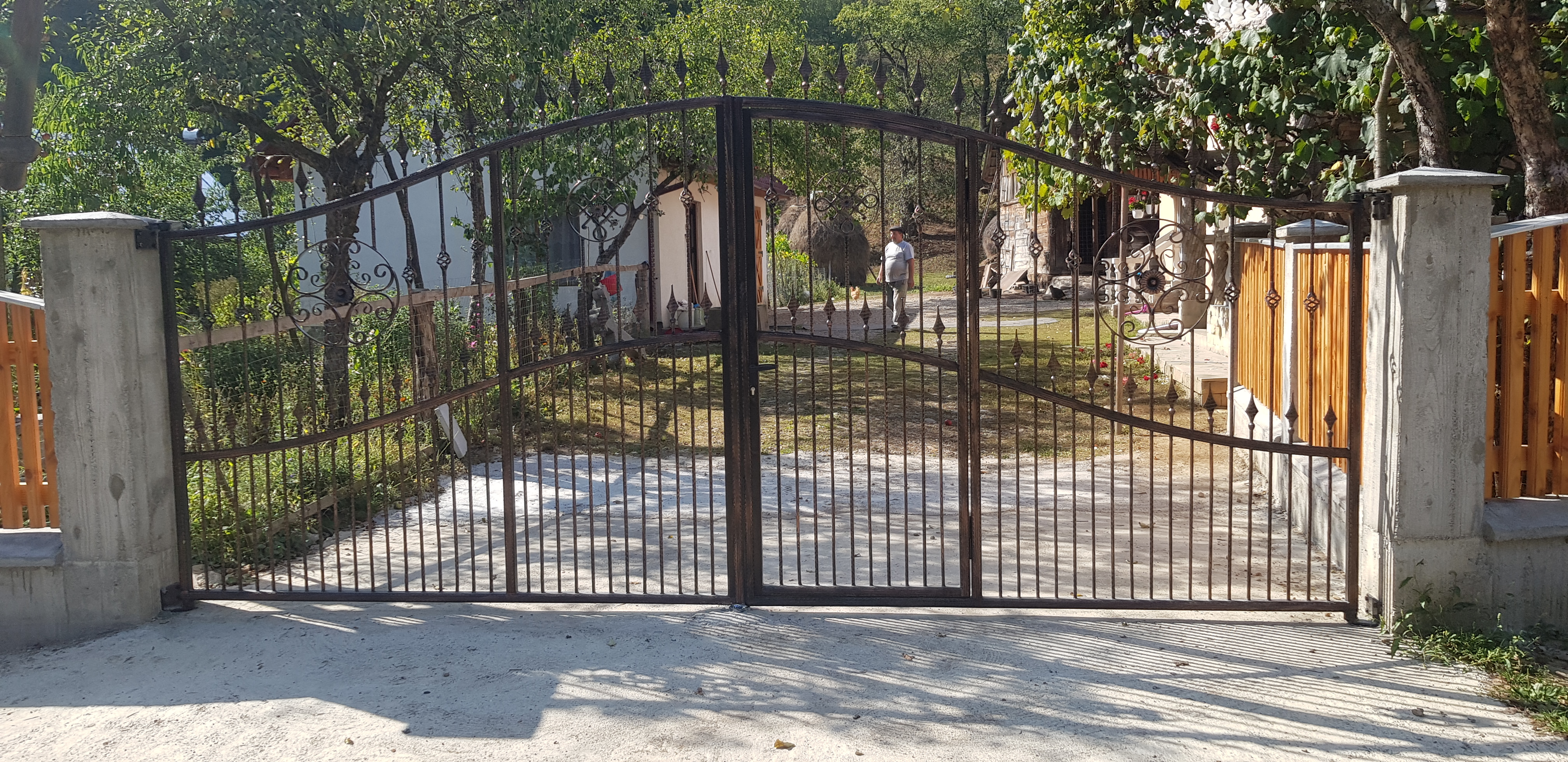 Porti si panouri de gard metalice