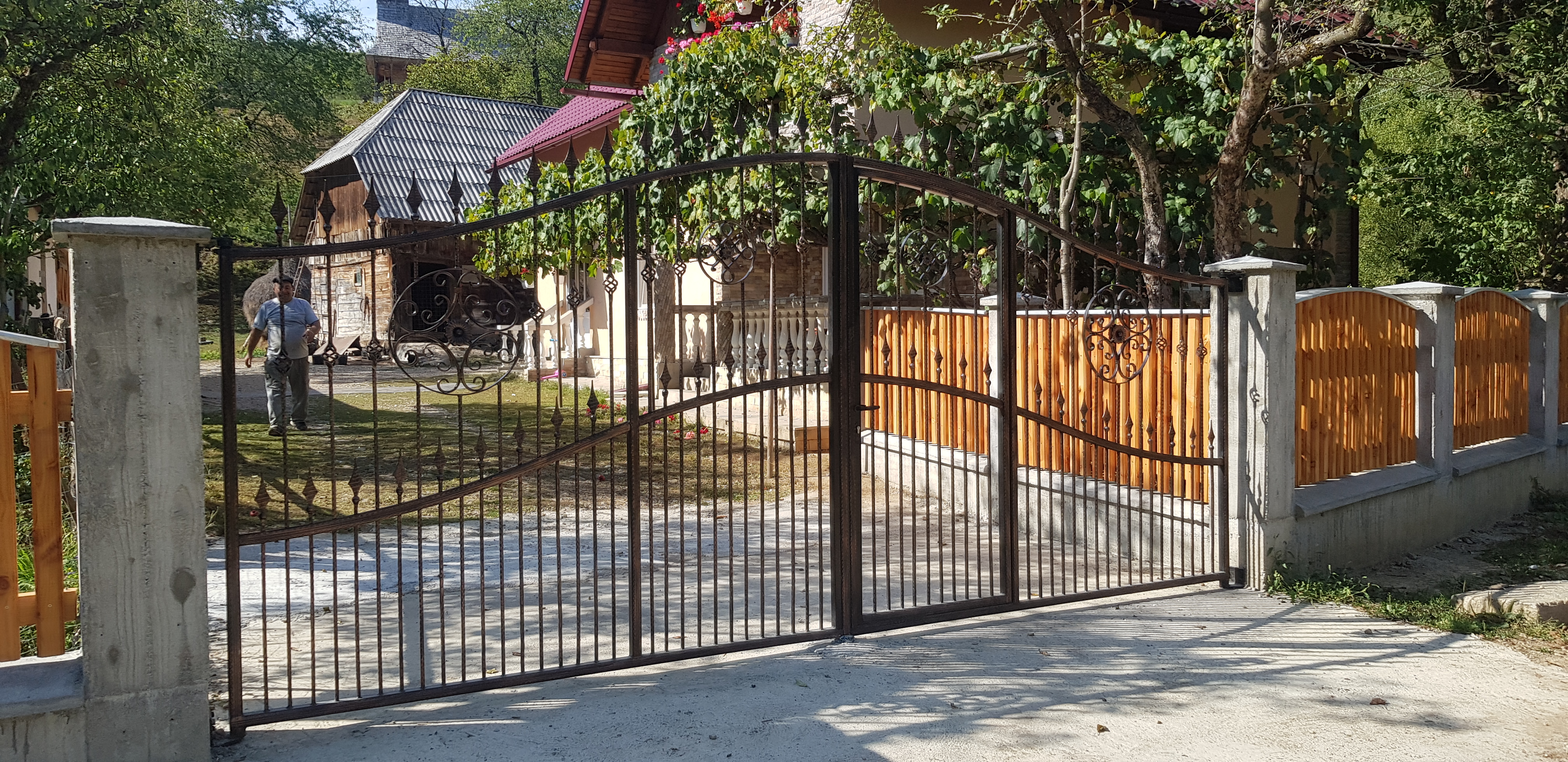 Porti si panouri de gard metalice