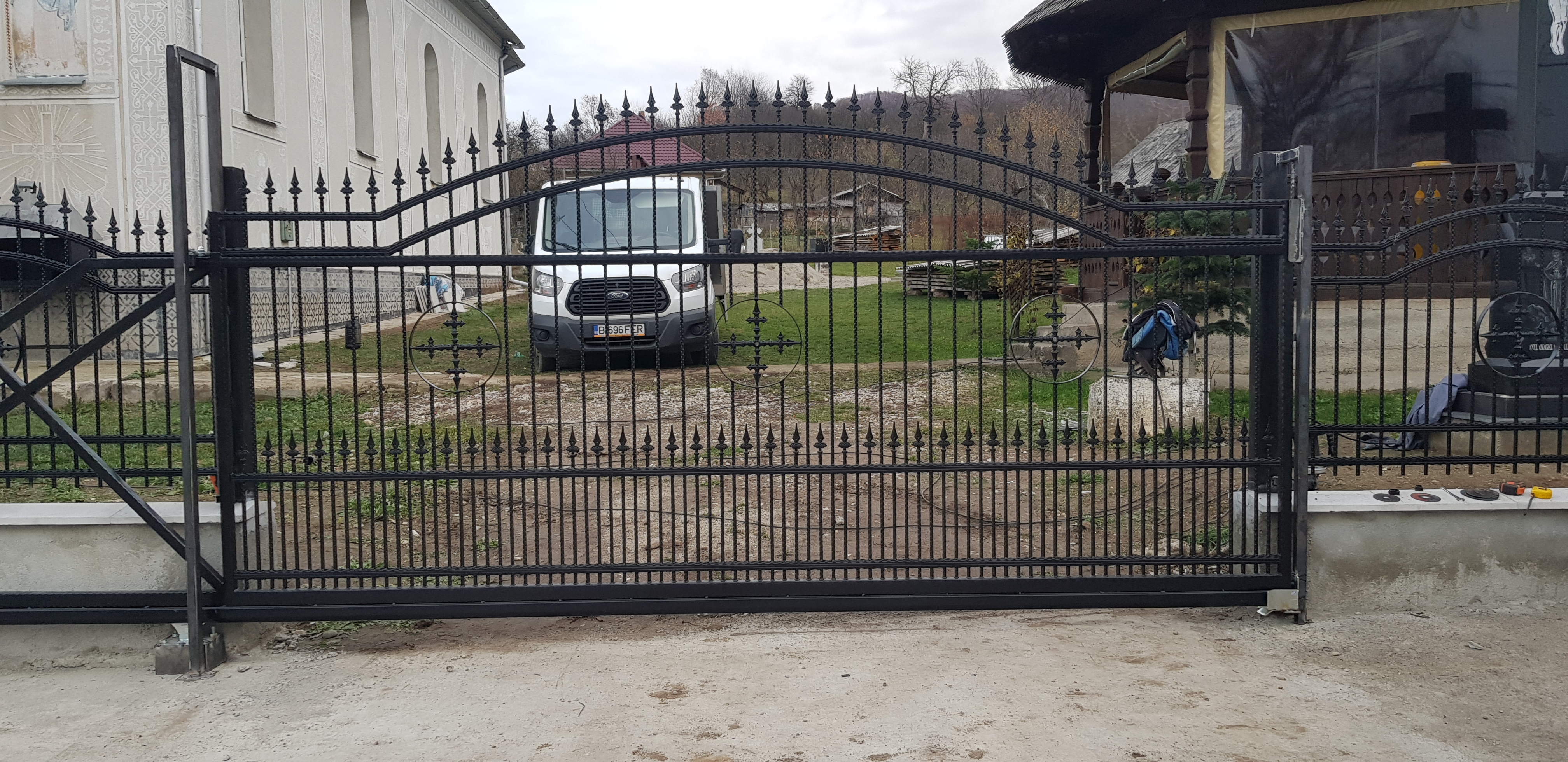 Porti si panouri de gard metalice