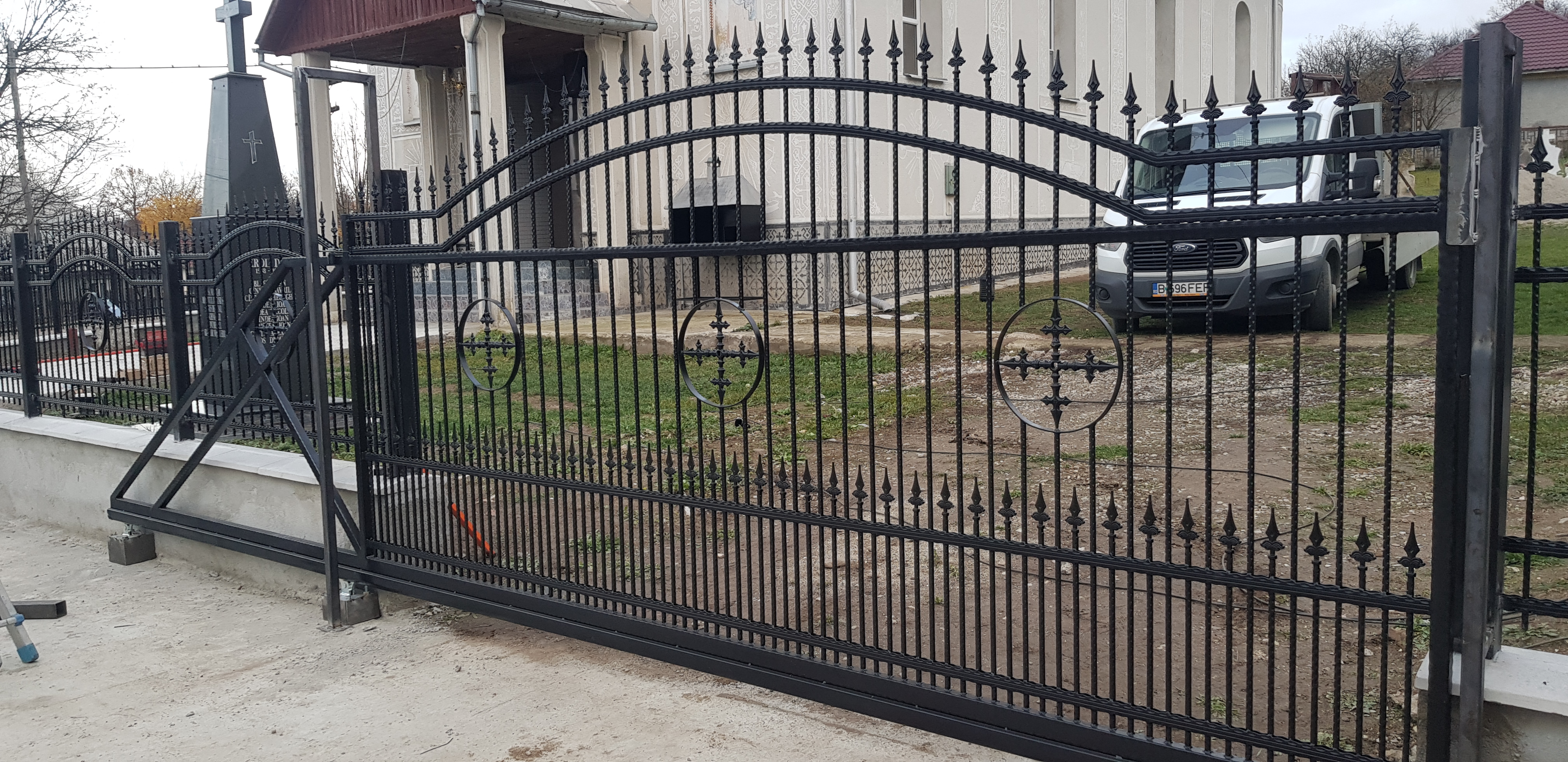 Porti si panouri de gard metalice