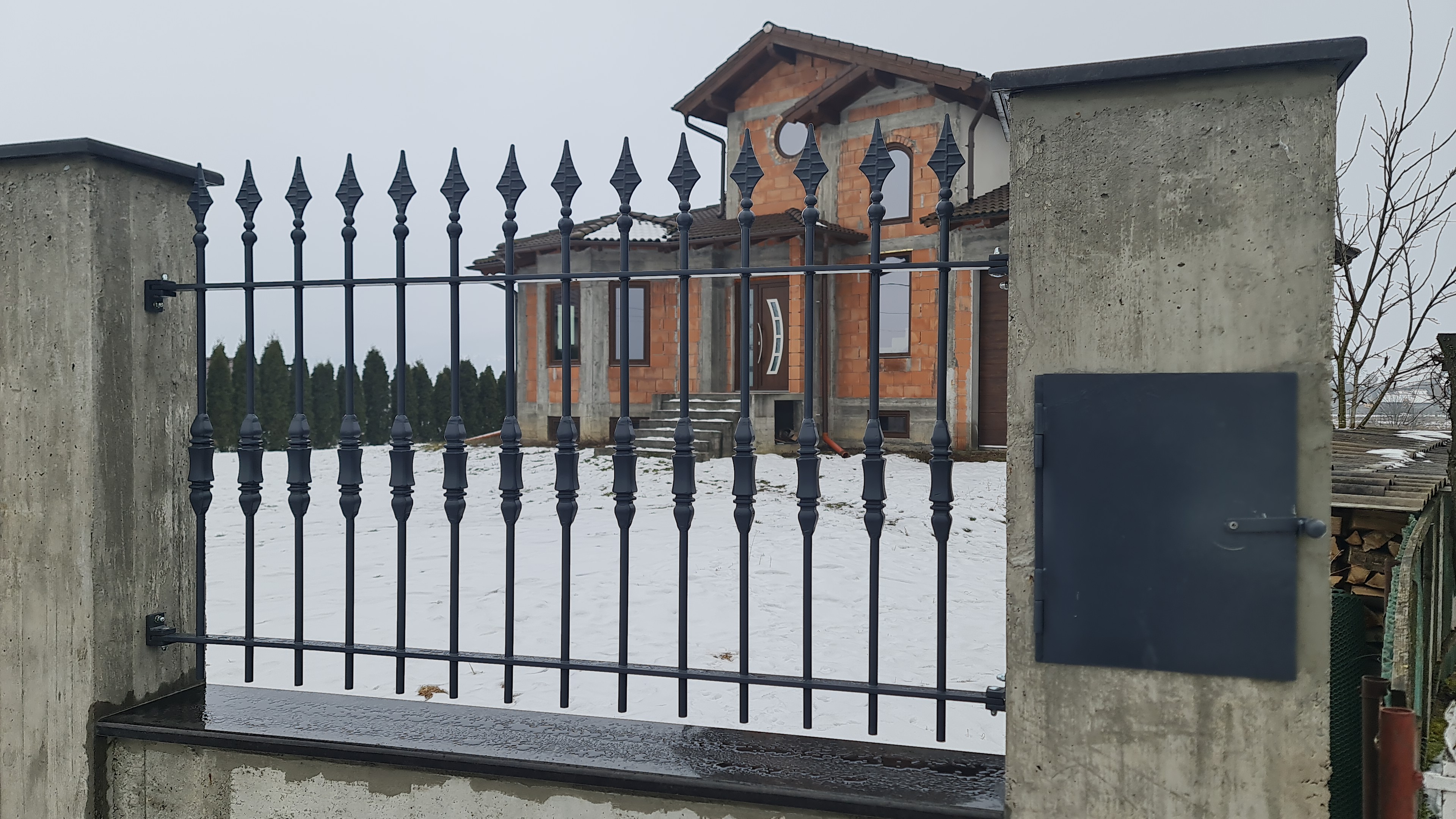 Porti si panouri de gard metalice