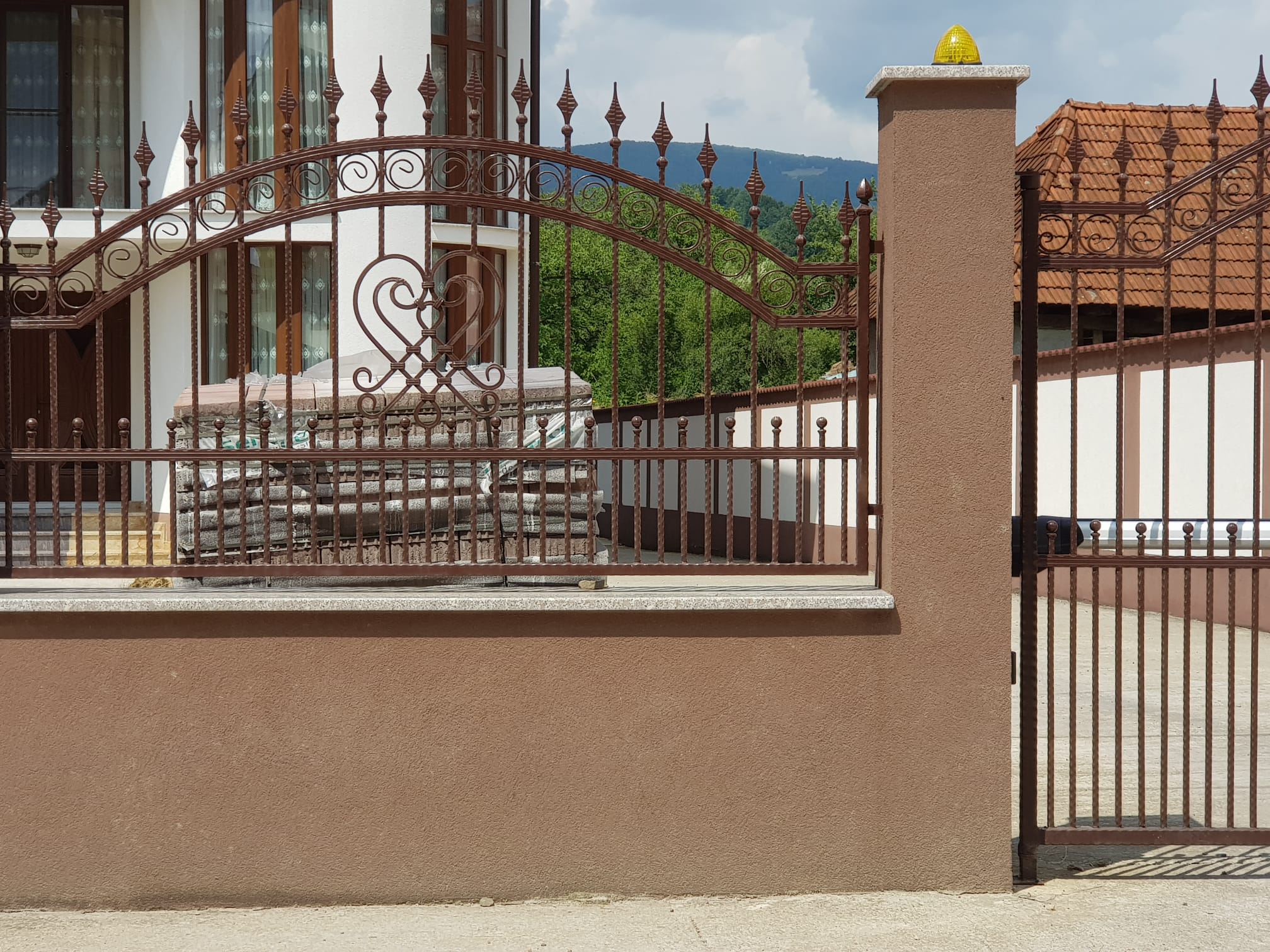 Porti si panouri de gard metalice