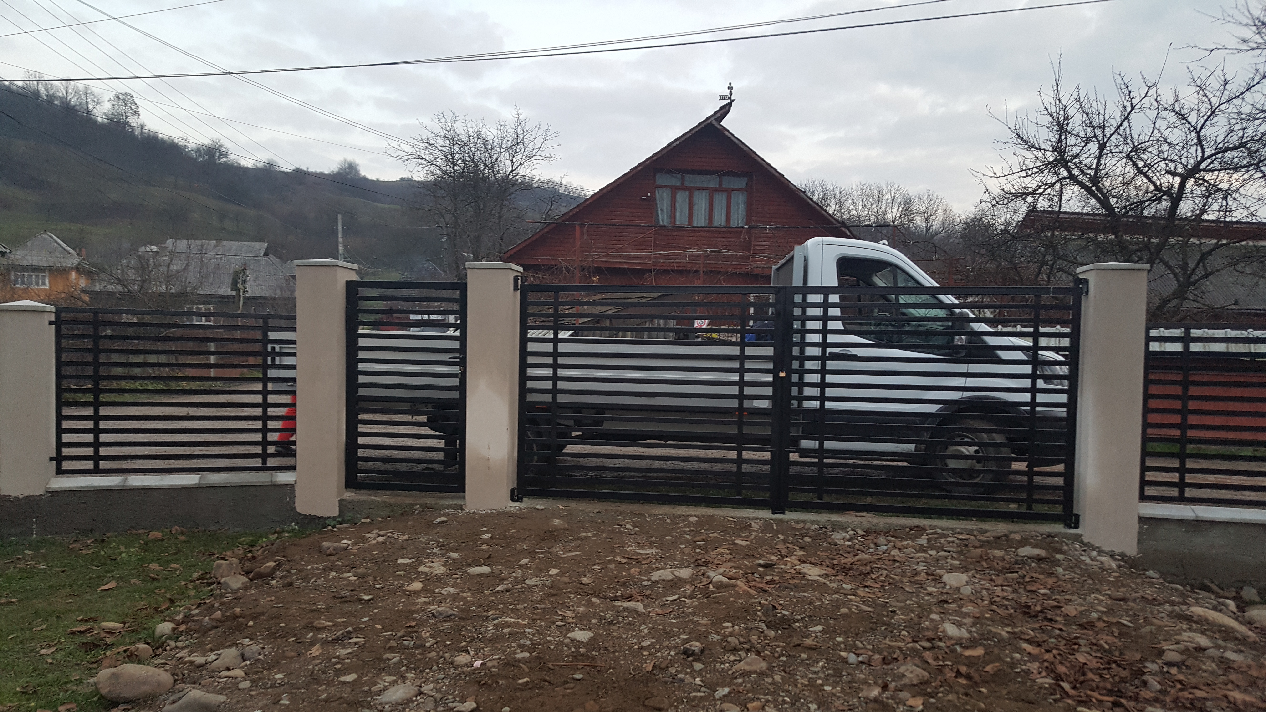 Porti si panouri de gard metalice